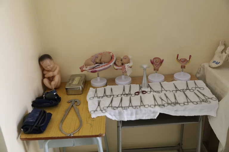 Instruments et modèles anatomiques pour la formation de sage-femme à IPAF Santé