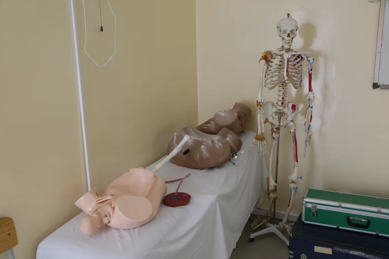 Salle de soins avec squelette et mannequins à IPAF Santé