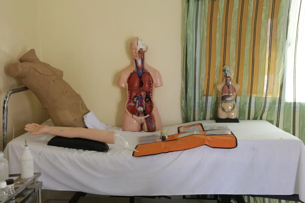 Mannequins et modèles anatomiques en salle de travaux pratiques à IPAF Santé