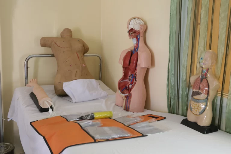 Torse anatomique et mannequins en salle de soins à IPAF Santé