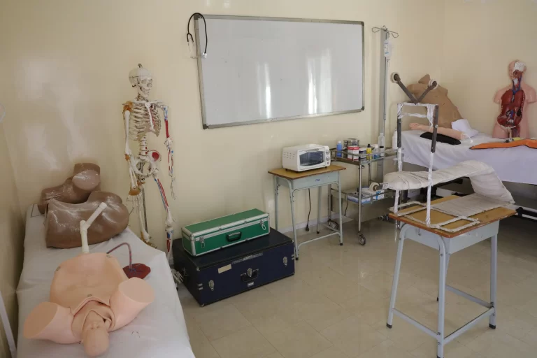 Salle de travaux pratiques équipée de mannequins et de matériel pédagogique à IPAF Santé
