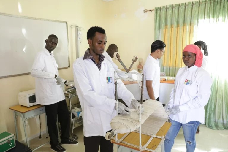 Étudiants en travaux pratiques dans la salle de soins d’IPAF Santé