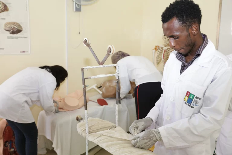 Étudiants en travaux pratiques sur des mannequins à IPAF Santé
