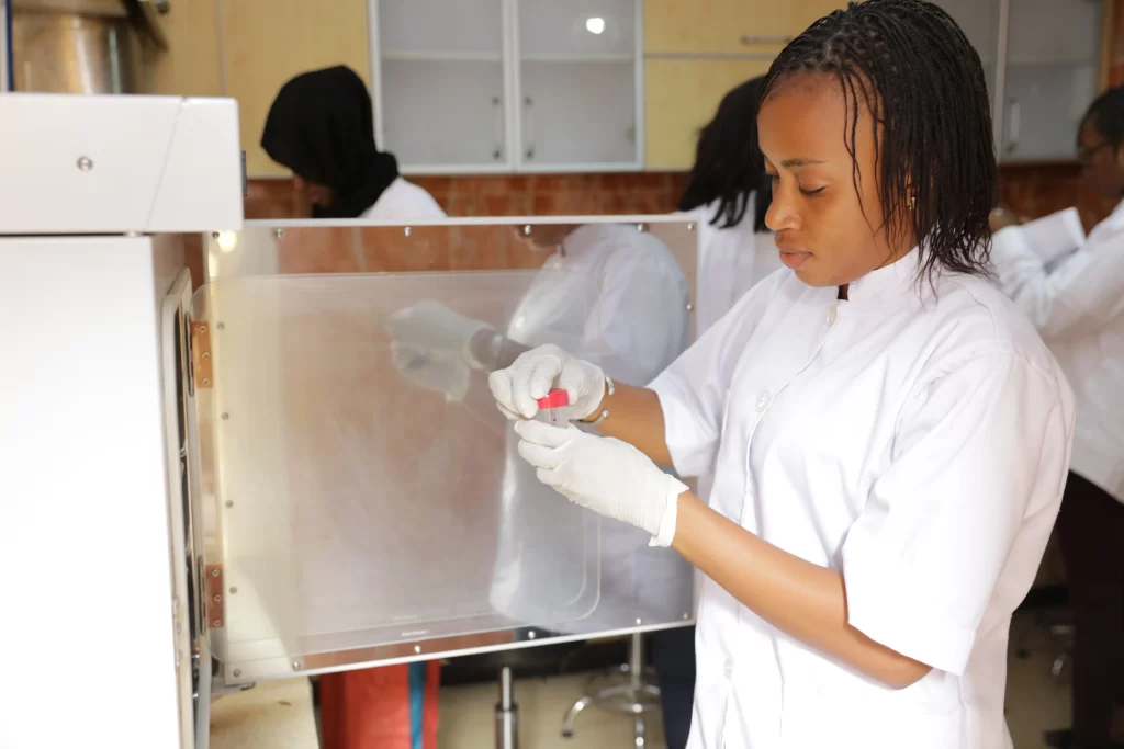 Étudiante en blouse effectuant une manipulation de laboratoire à IPAF Santé