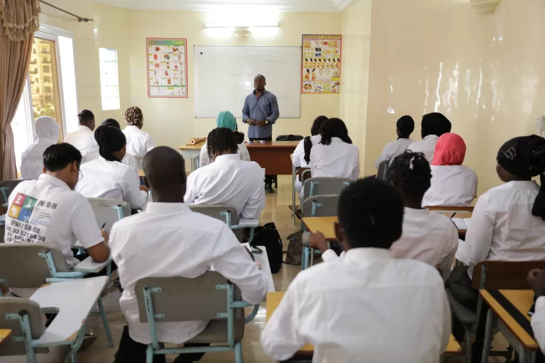Étudiants assistant à un cours en salle de classe à IPAF Santé