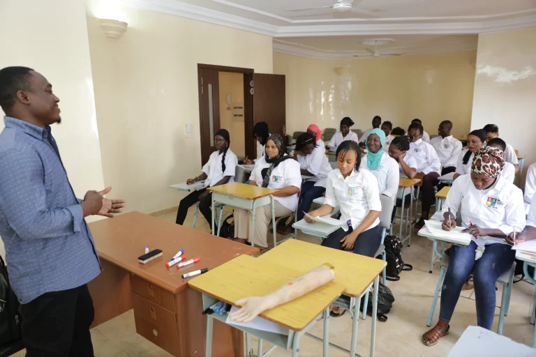 Cours en salle de classe à IPAF Santé