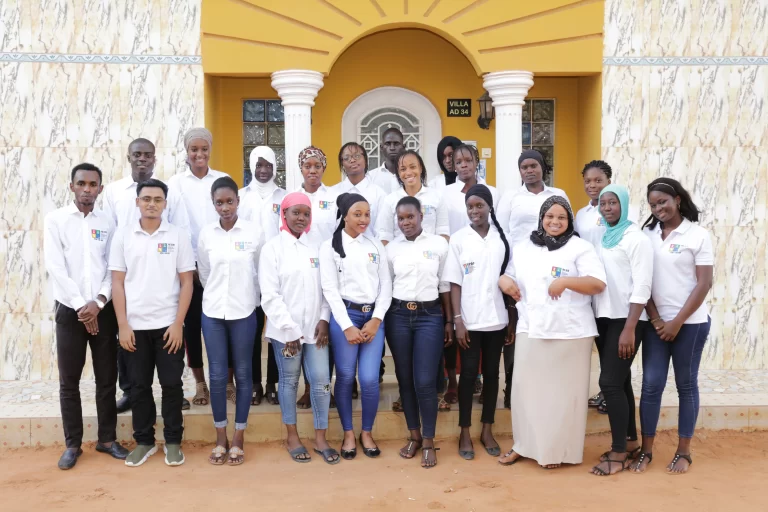 Groupe d’étudiants devant l’entrée de l’institut IPAF Santé