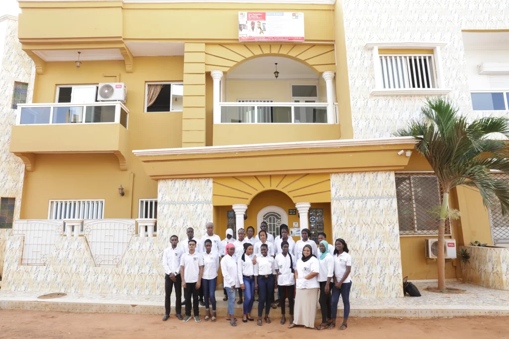 Façade de l’institut IPAF Santé à Dakar avec un groupe d’étudiants