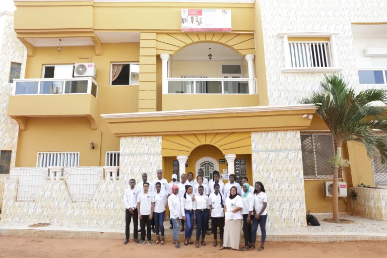 Façade de l’institut IPAF Santé à Dakar avec un groupe d’étudiants