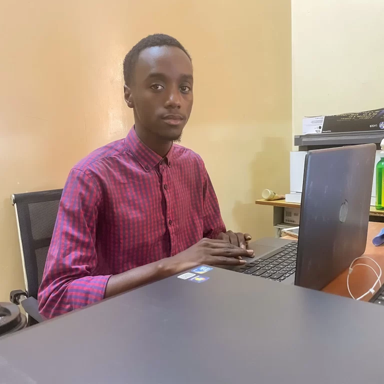 Membre du personnel d’IPAF Santé à son bureau