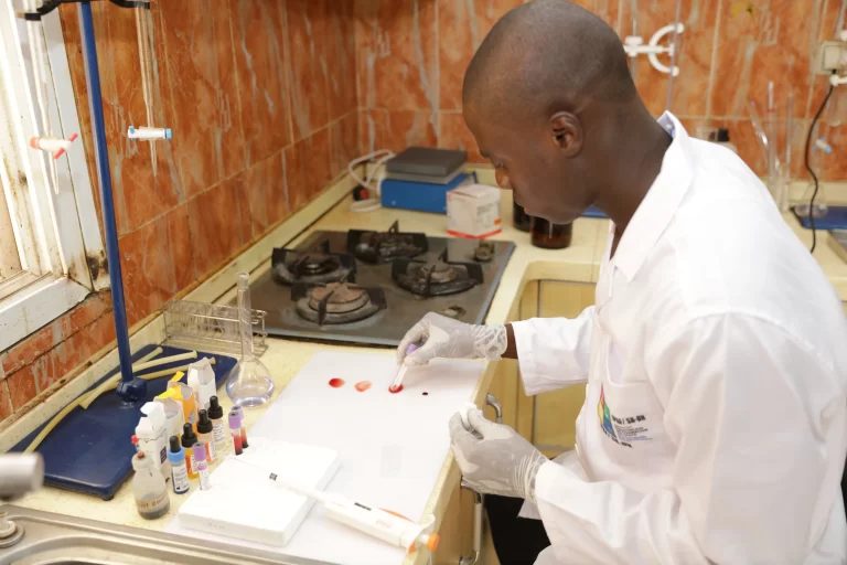 Étudiant préparant des lames au laboratoire à IPAF Santé