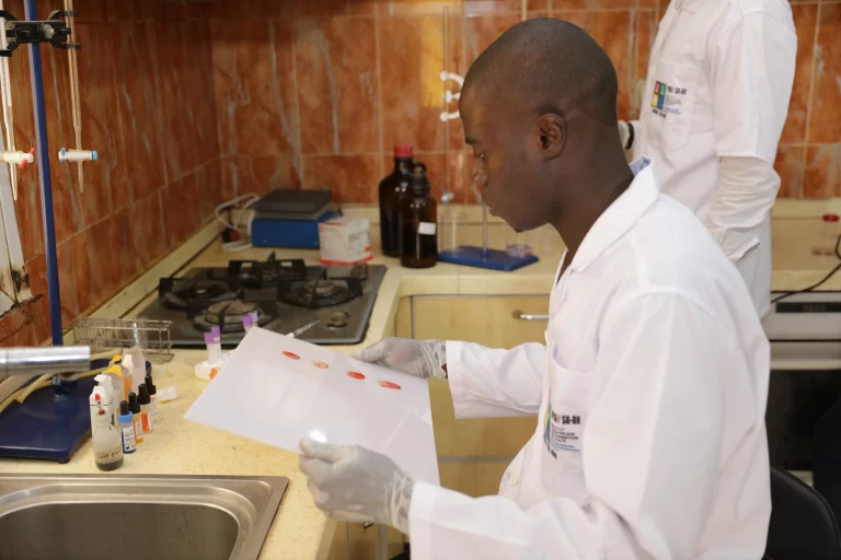 Étudiant en travaux pratiques au laboratoire à IPAF Santé