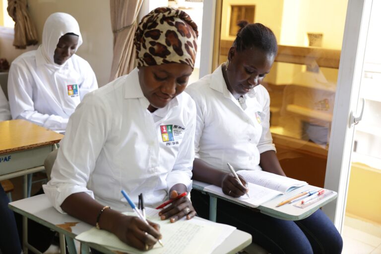 Étudiantes prenant des notes en salle de cours à IPAF Santé