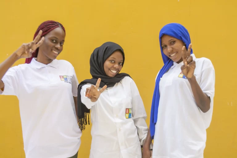 Trois étudiantes souriantes en tenue IPAF Santé