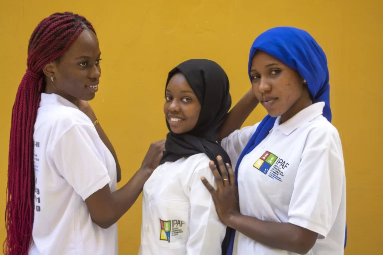 Trois étudiantes en tenue IPAF Santé