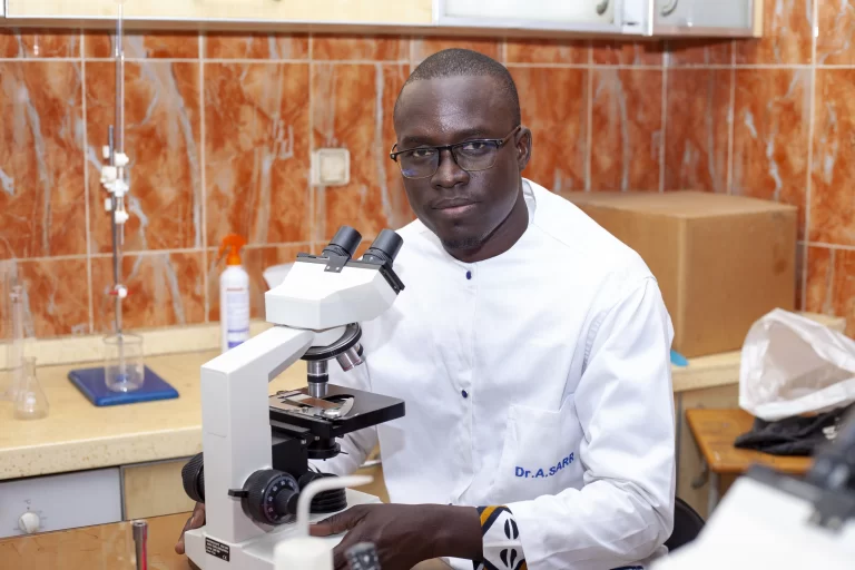 Enseignant en blouse au laboratoire à IPAF Santé