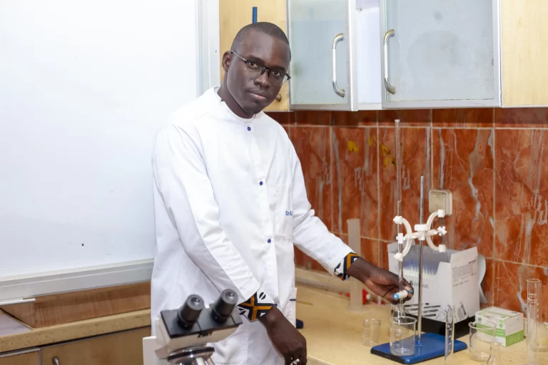 Enseignant en blouse au laboratoire à IPAF Santé