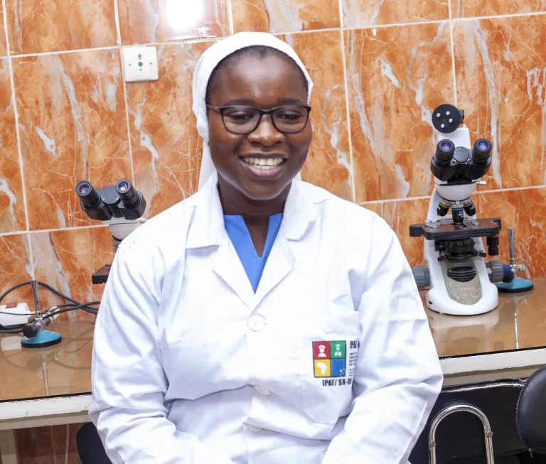 Étudiante en blouse dans le laboratoire à IPAF Santé