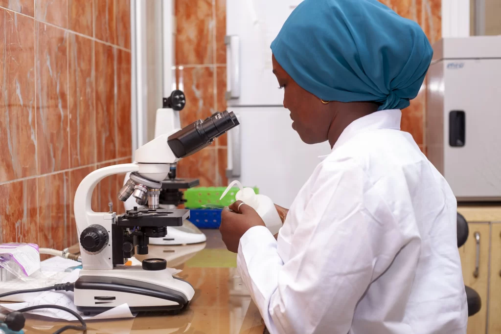 Étudiante au microscope dans le laboratoire d’IPAF Santé