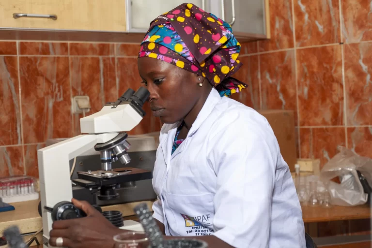 Étudiante au microscope dans le laboratoire à IPAF Santé