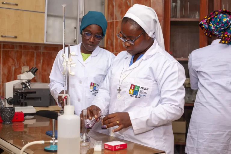 Étudiantes en travaux pratiques de laboratoire à IPAF Santé