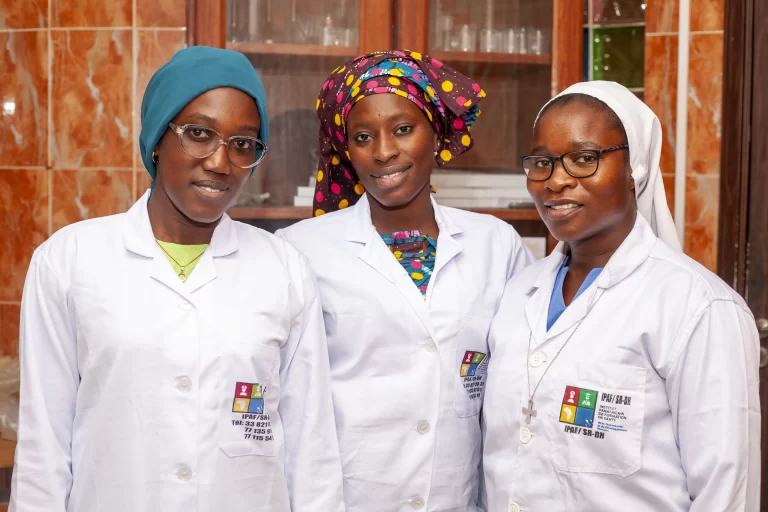 Trois étudiantes en blouse dans le laboratoire d’IPAF Santé