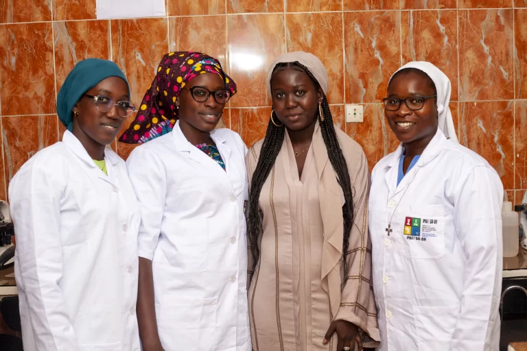 Quatre étudiantes en blouse dans le laboratoire à IPAF Santé