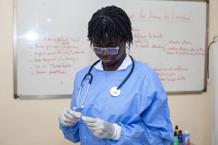 Étudiante en tenue de soins avec un stéthoscope à IPAF Santé