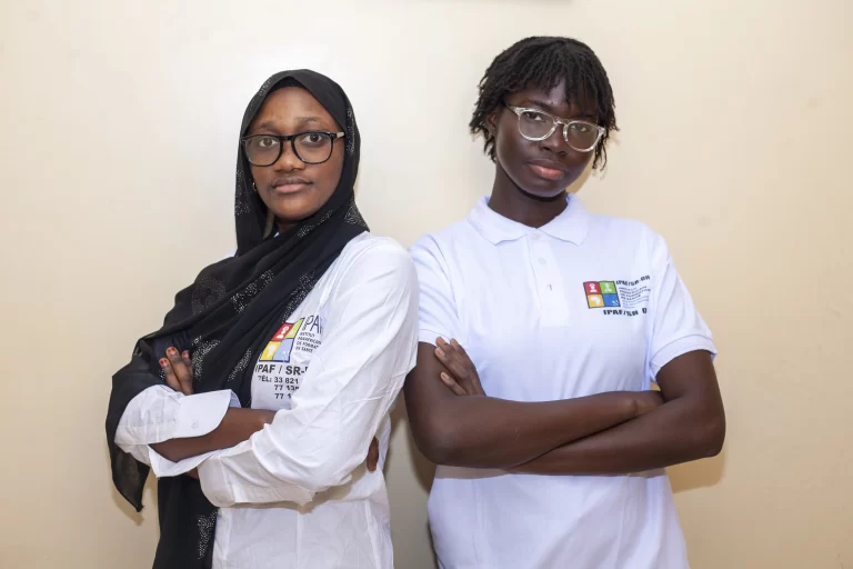 Deux étudiantes en tenue IPAF posant ensemble