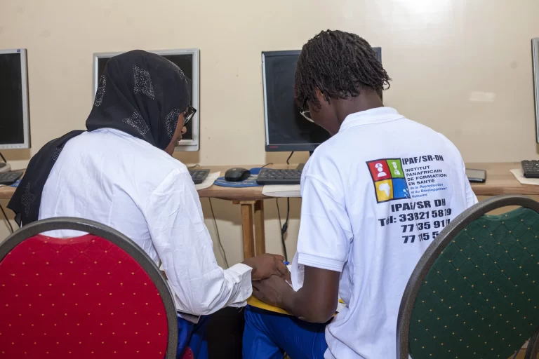 Étudiants en salle informatique à IPAF Santé