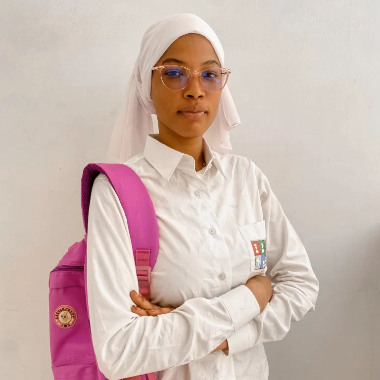 Étudiante en blouse avec un sac à dos à IPAF Santé