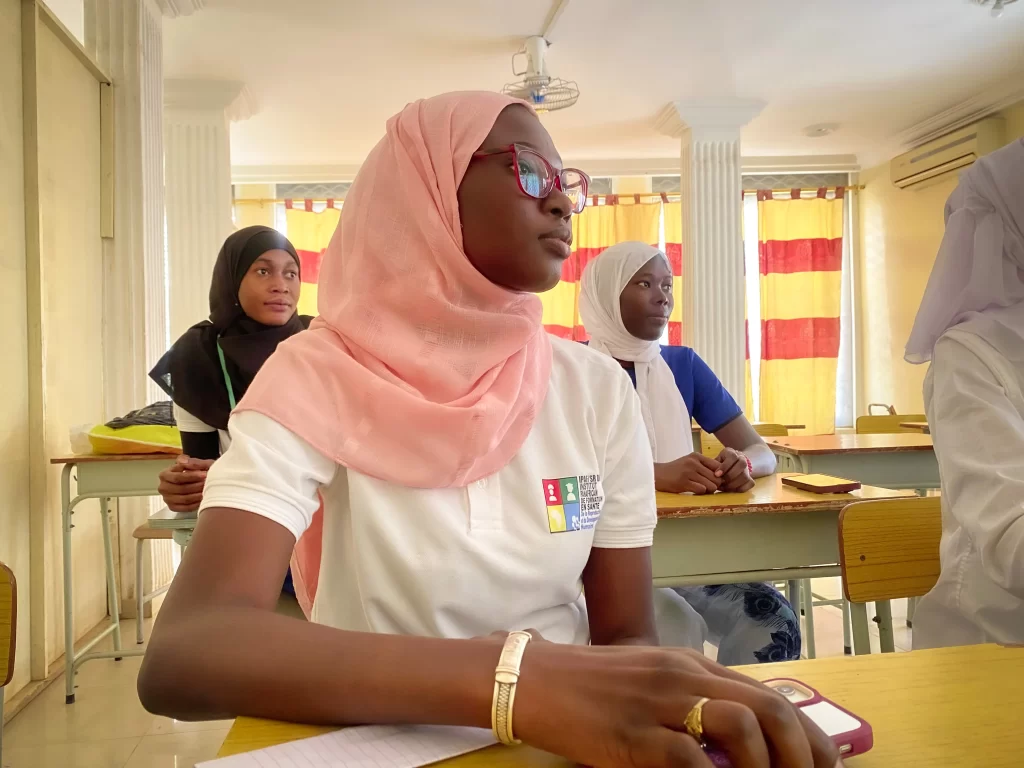 Étudiante en salle de cours à IPAF Santé