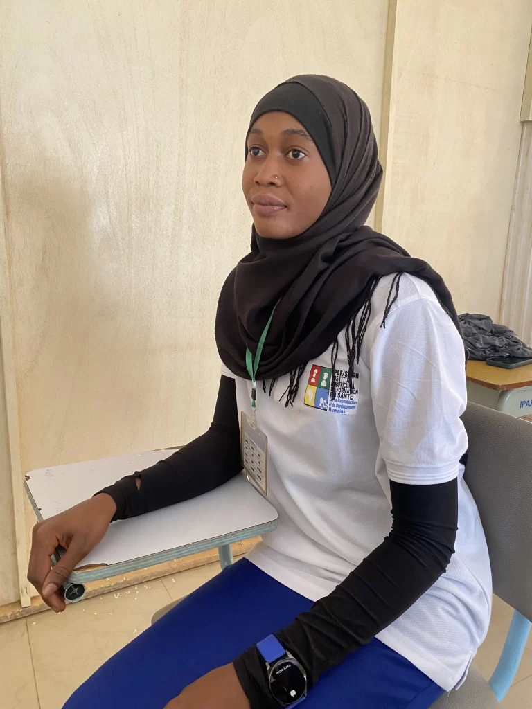 Étudiante en tenue IPAF assise