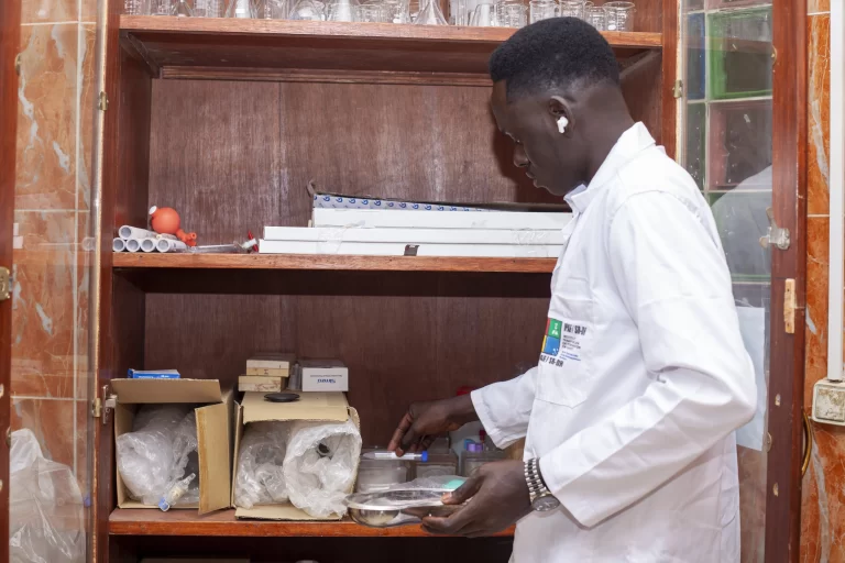 Personne en blouse devant une armoire de laboratoire à IPAF Santé