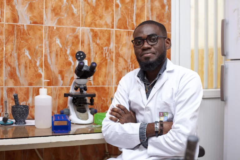 Personne en blouse assise dans le laboratoire à IPAF Santé