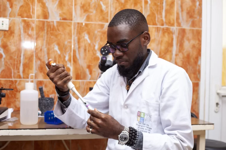 Manipulation avec une pipette au laboratoire à IPAF Santé
