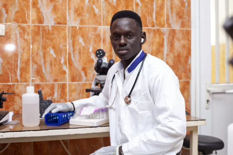 Personne en blouse avec un stéthoscope au laboratoire à IPAF Santé
