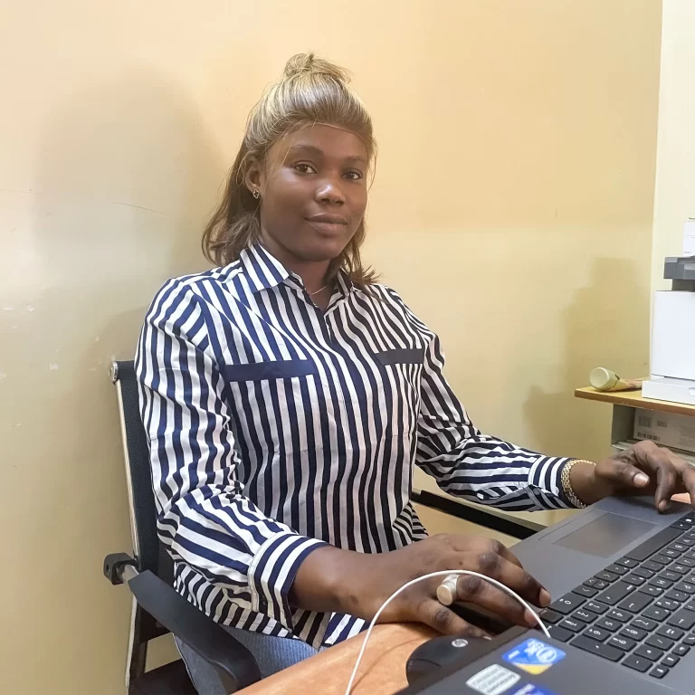 Membre du personnel d’IPAF Santé à son poste de travail