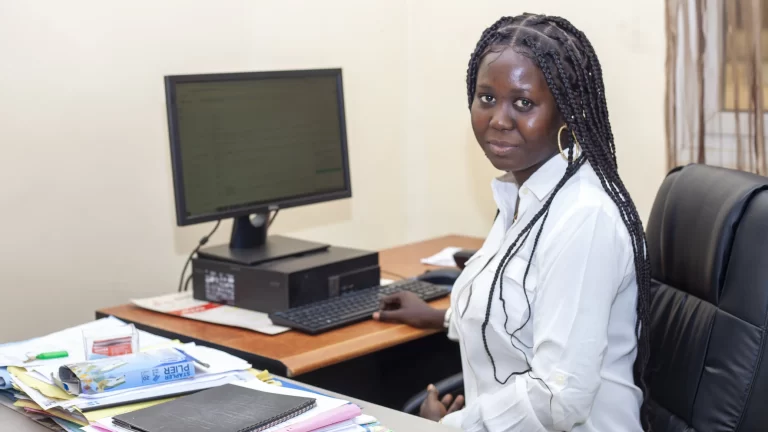 Membre du personnel d’IPAF Santé à son bureau